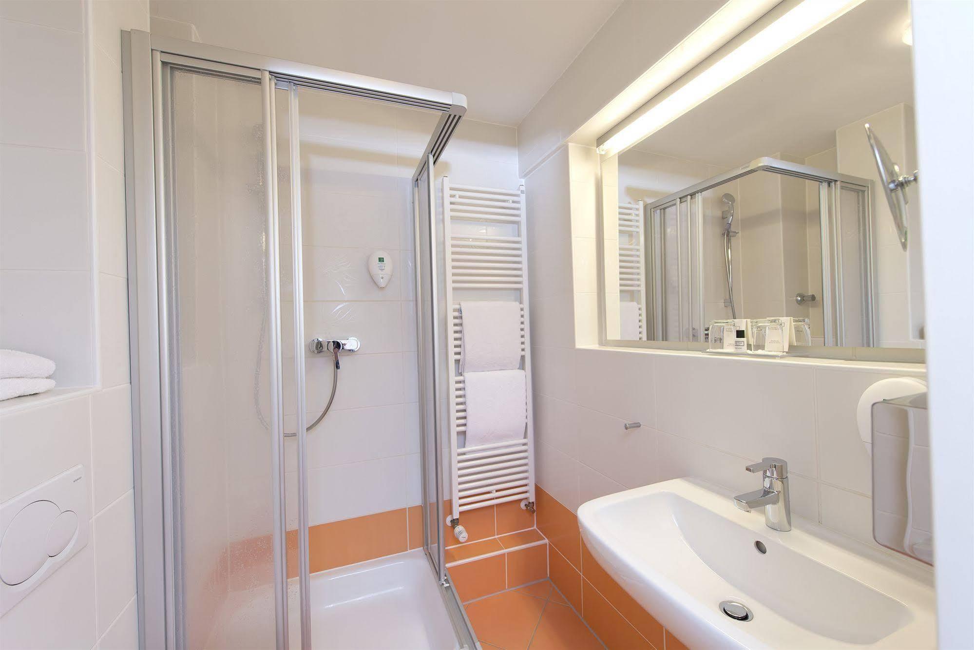 Hotel Tryp By Wyndham Frankfurt Frankfurt am Main Zimmer foto